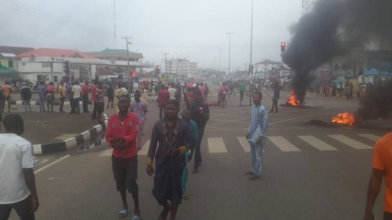 Panic in Imo as angry youths set Magistrates’ court on fire