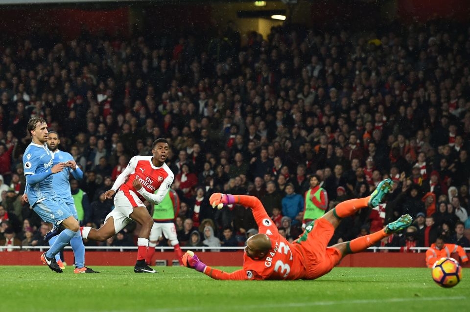 Iwobi scores as Arsenal beat stoke to go top of the table