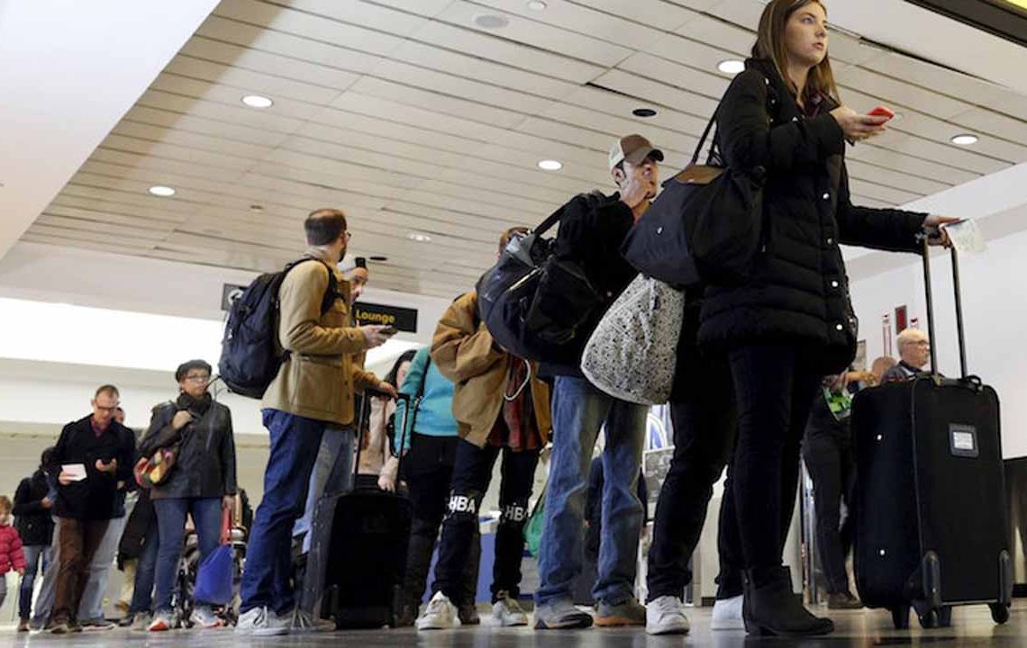 ImageFile: US Customs computer collapse, thousands of travelers stranded