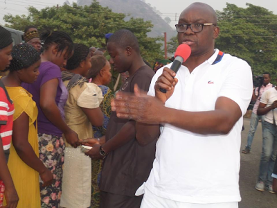 VIDEO: Thugs descend on Fayose at Ondo PDP rally, remove his cap