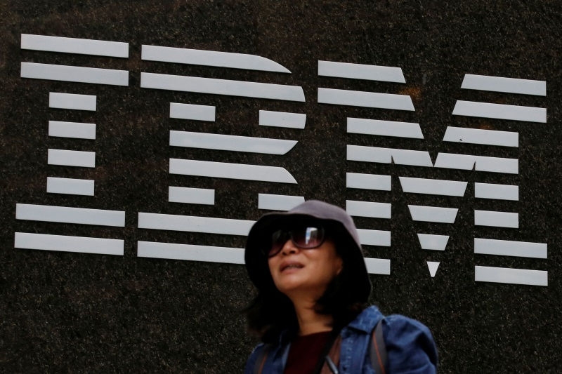 ImageFile: IBM posts first revenue miss in five quarters