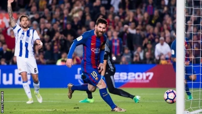 Messi scores twice as Barcelona win to keep pressure on Real