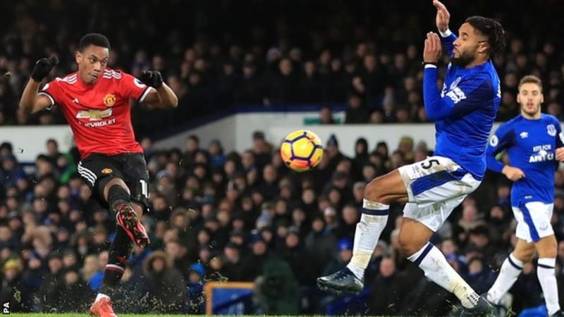 Manchester United go second with victory at Everton