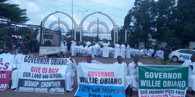 Over 300 Anglican priests storm Anambra govt house, protest against Obiano