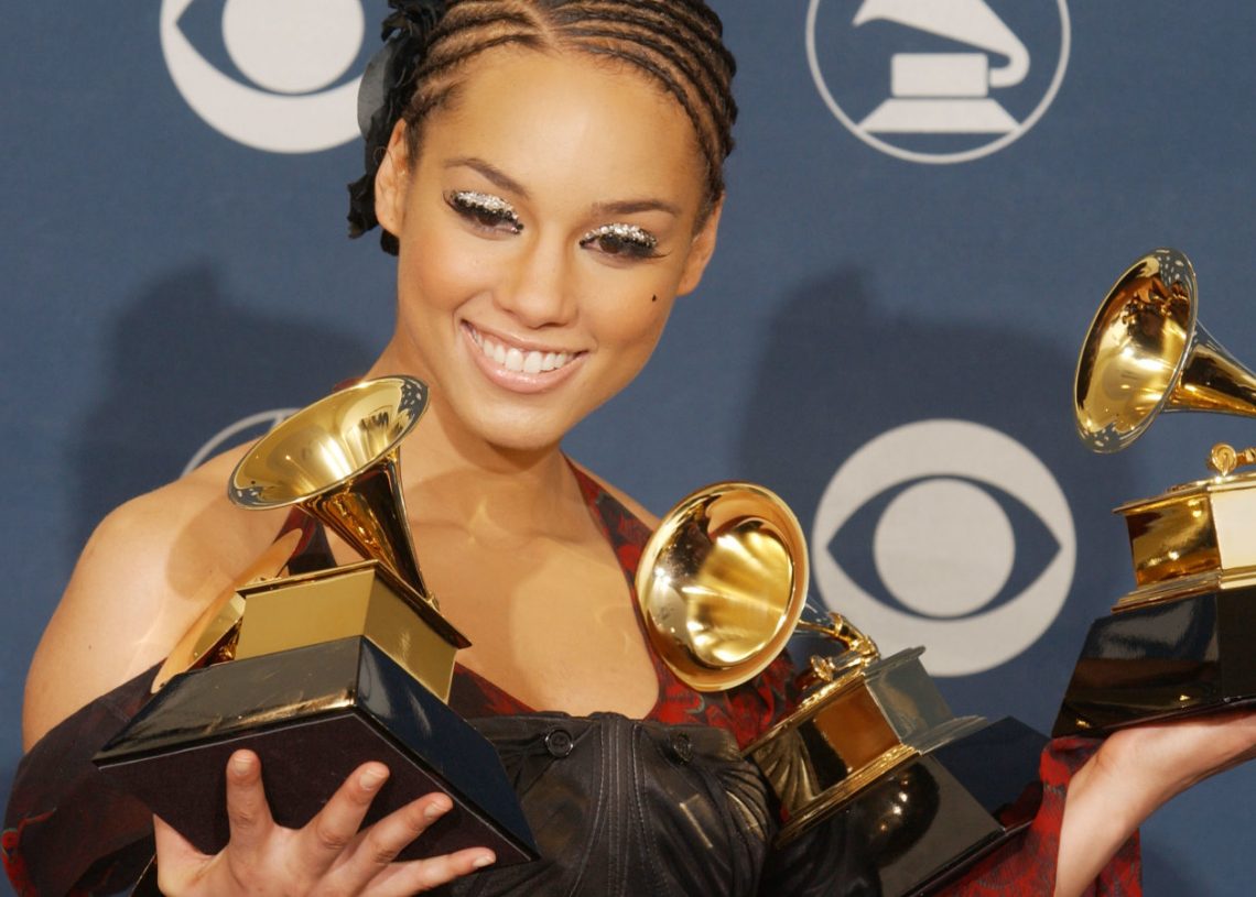 401611 153: Singer Alicia Keys poses backstage during the 44th Annual Grammy Awards at Staples Center February 27, 2002 in Los Angeles, CA. Keys won Best New Artist, Best Female R&B Vocal Performance and Song of the Year for "Fallin''." (Photo by Vince Bucci/Getty Images)