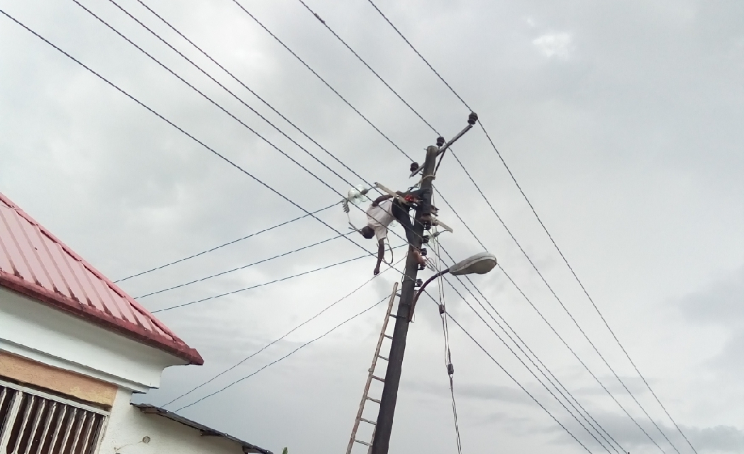 FATALITY: Utility worker dies hanging on electric pole [Shocking photos/videos]