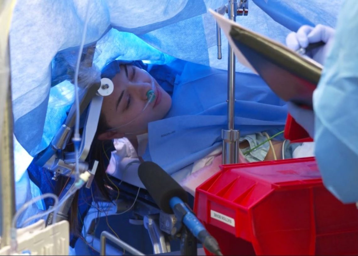 In this October 29, 2019, still image taken from a video courtesy of Methodist Dallas Medical Center in Dallas, Texas, Jenna Chardt, 25, remains conscious while neurosurgeons perform brain surgery. - Neurosurgeons at Methodist Dallas Medical Center operated on Chardt, who remained conscious during the procedure, allowing surgeons to target the area of the brain to be treated while the operation was broadcast live on Facebook. Surgery lasted nearly an hour and was was seen on October 30 by more than 99,000 people. Chardt had epileptic seizures and slurred speech caused by inflammation of the left temporal lobe blood vessels, according to Nimesh Patel, head of the hospital's neurology department. (Photo by HO / Methodist Dallas Medical Center / AFP) / RESTRICTED TO EDITORIAL USE - MANDATORY CREDIT "AFP PHOTO / Methodist Dallas Medical Center" - NO MARKETING - NO ADVERTISING CAMPAIGNS - DISTRIBUTED AS A SERVICE TO CLIENTS
