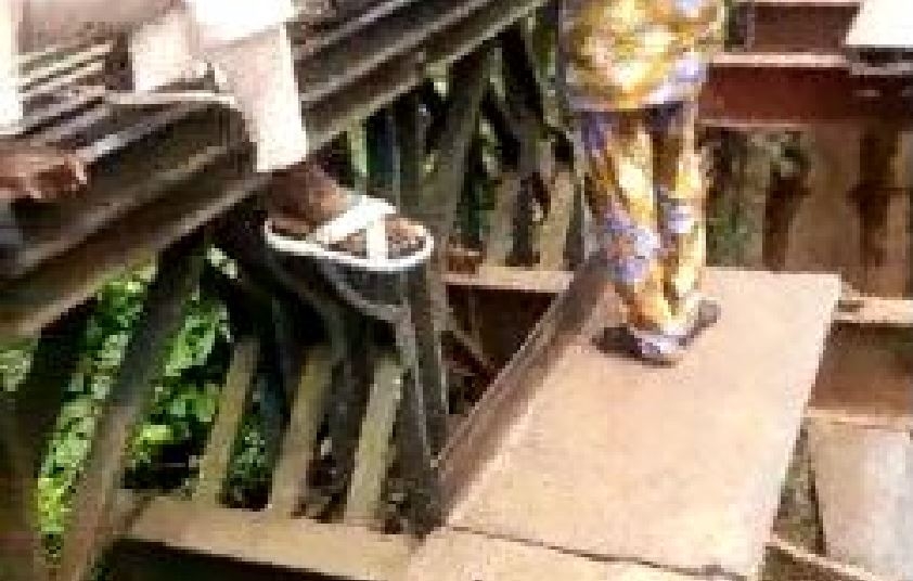 Videos: How some Nigerians celebrated 59th Independence stranded on dilapidated bridge in Kwara