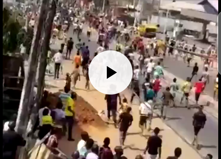 VIRAL VIDEO: Lagos residents flock out en masse to defend against one million boys robbery gang
