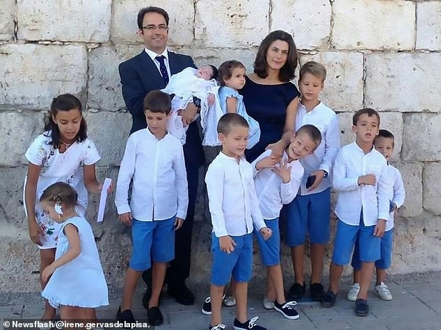 Photo: Family of seven including eleven children tests positive for coronavirus
