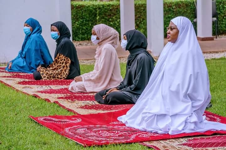 PHOTOS: Buhari, family members observe Eid prayer inside Aso Villa