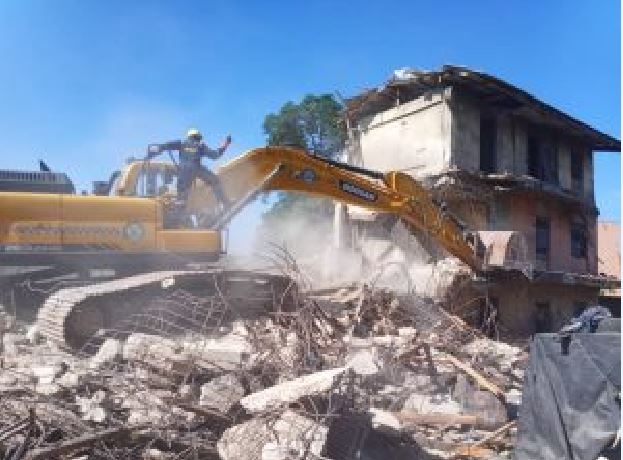 Photo: Lagos demolishes two story-building in Surulere for failing integrity test