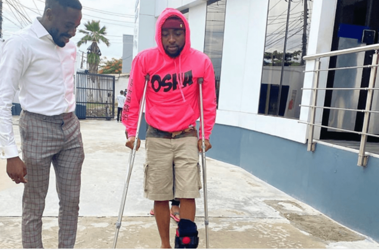 Photo: Davido in crutches after sustaining leg injury