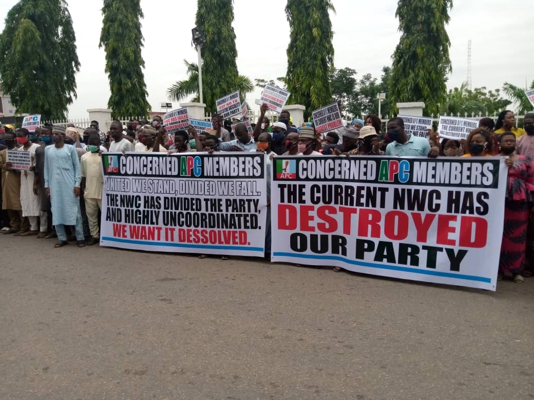 BREAKING: Angry protesters storm APC national secretariat, want NWC dissolved