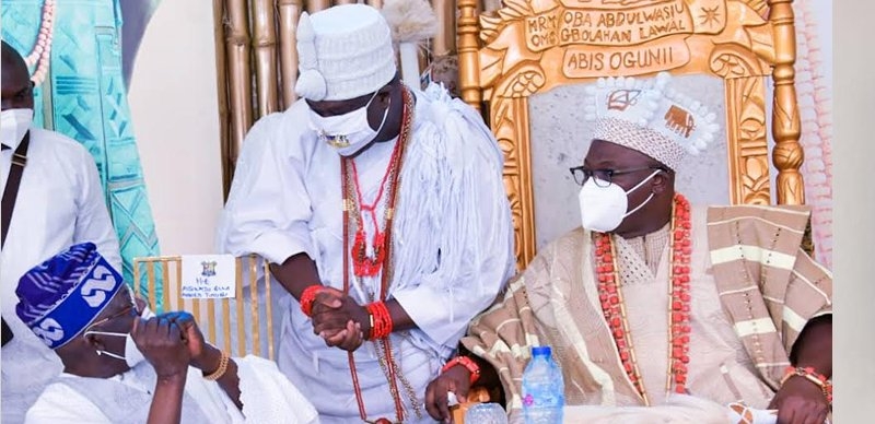 Photo/Video: Nigerians roast Tinubu for not standing to greet Ooni at public function