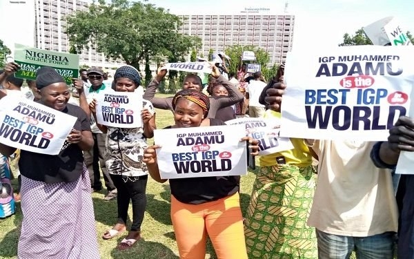 Photo: Abuja youths stage counter #EndSARS protests, declare support for Buhari, IGP