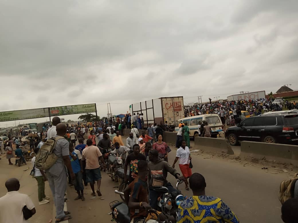 #EndSARS protesters block Lagos-Ibadan Expressway, movement in, out of Lagos at standstill [Photo/Video]