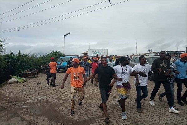 Security operatives disperse #RevolutionNow protesters in Osun