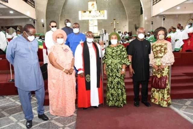 Drama in church as Gov. Wike calls out bishop over facemask