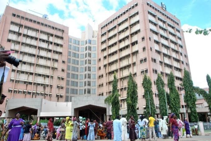 BREAKING: Federal Civil Servants storm HoS office for salaries amid speculation FG is broke