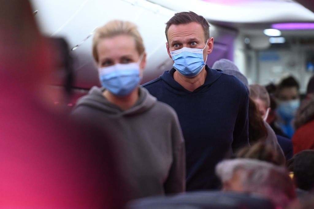 Navalny leaves Berlin on flight to Moscow despite threat of arrest