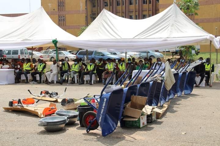 FG distributes wheelbarrows, head pans as 774,000 jobs programme commences