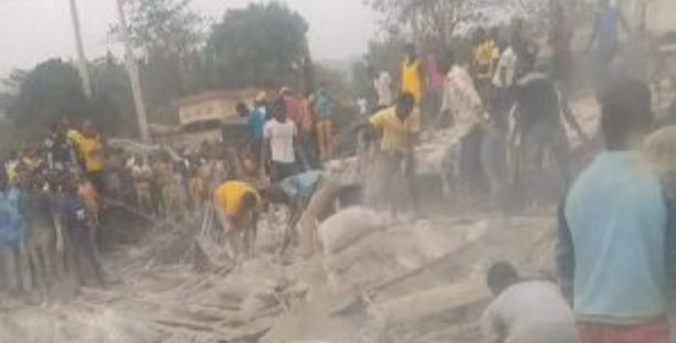 Graphic Photos/Videos: Three siblings, pregnant woman, eight others die as truck rams into students, traders near entrance of Ondo university