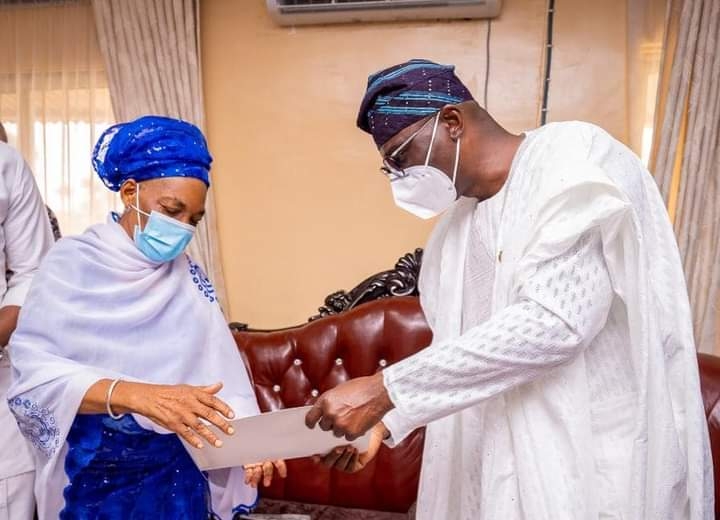 Gov Sanwo-Olu receives notes Late Lateef Jakande left for him