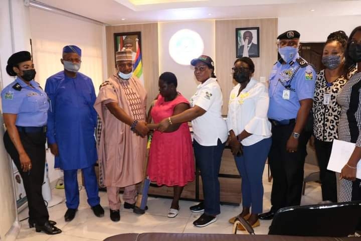 Lagos Govt hands over amputee hawker to kinsman