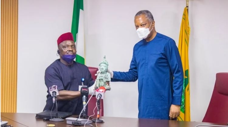 R-L Minister of Foreign Affairs receiving recovered Ife Artifact from Mexico from the Charge d’Affaires of the Nigerian Mission in Mexico, Dr Yakubu Dadu