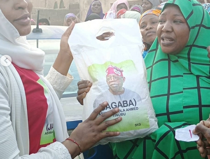 2023: Tinubu begins charity with distribution of 5kg rice in Kano State [VIDEO]