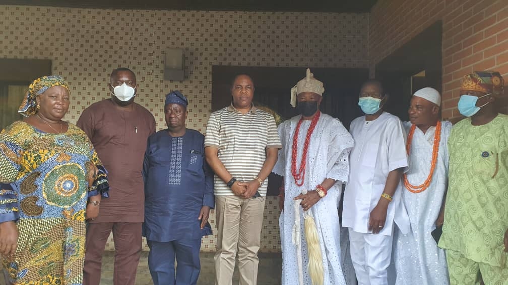 Olu of Owode Egba, Oba Kolawole Sowemimo, Monday paid a thank you visit to Dr Tunde Ayeni, Chairman of IBEDC over the recent supply of transformer by IBEDC to his community. Above, the Olu  and his entourage in a group picture with Dr Ayeni and Engr.  John Ayodele, COO, IBEDC.