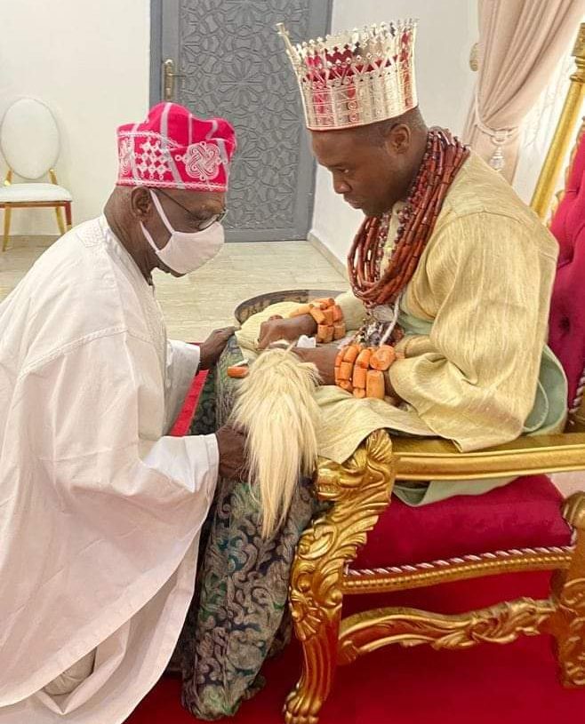 Photo of Obasanjo kneeling before Olu of Warri sparks reactions [PHOTO ATTACHED]