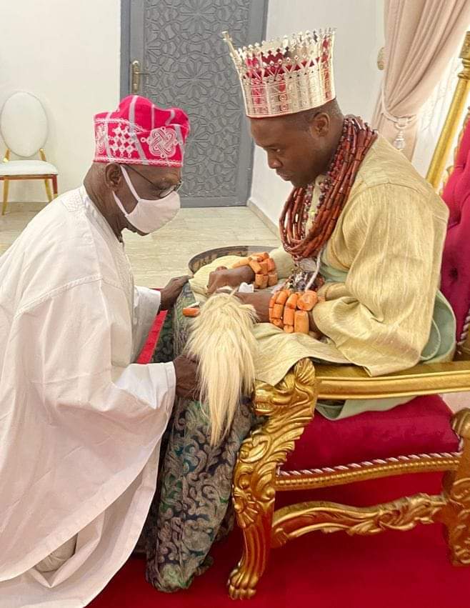 Photo of Obasanjo kneeling before Olu of Warri sparks reactions [PHOTO ATTACHED]