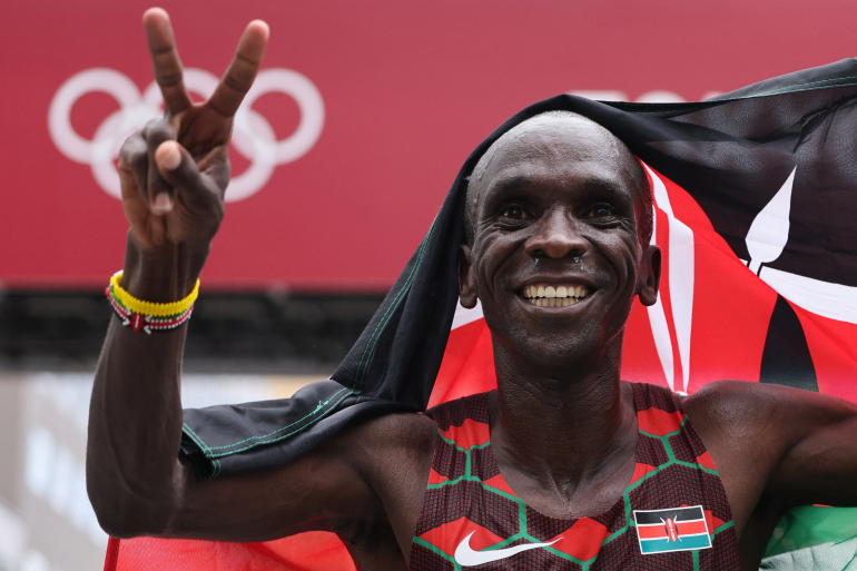 Kenya's Eliud Kipchoge celebrates after winning the men's marathon final during the Tokyo 2020 Olympic Games in Sapporo on August 8, 2021. (Photo by Giuseppe CACACE / AFP)