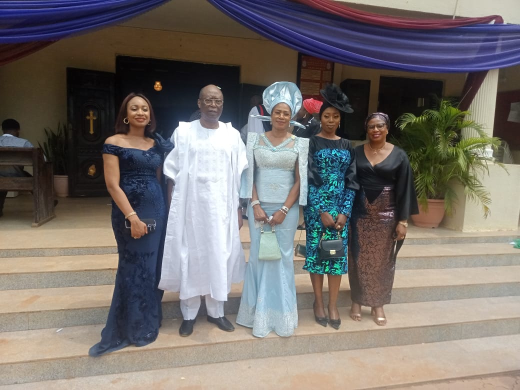 Professor Osunbor and wife, Lady Ussieh Osunbor in group photograph with daughter, Efe Osunbor and family members. 