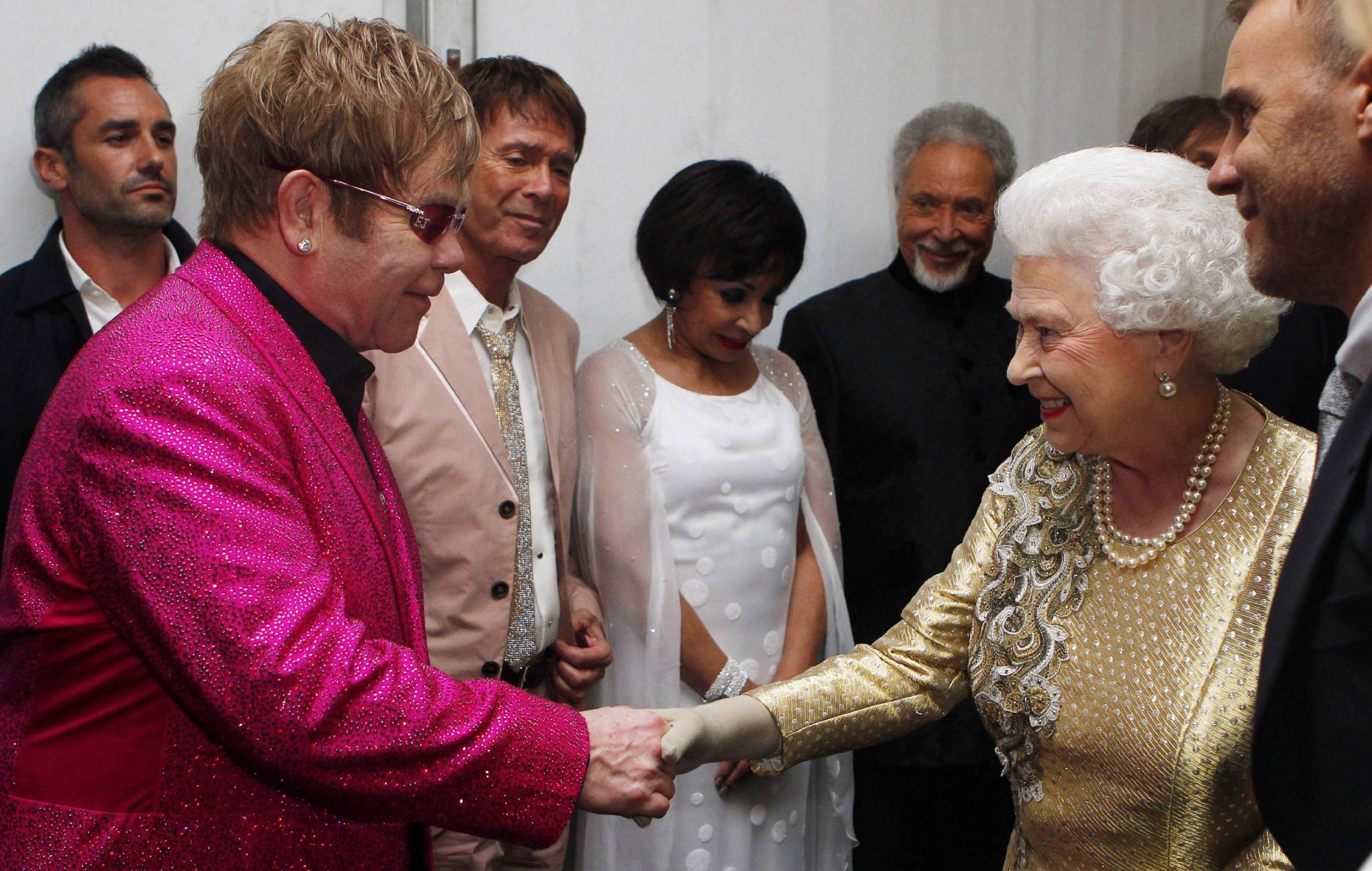Bill Clinton, Bill Gates, entertainment world describe Queen Elizabeth II as "a woman of importance" (TRIBUTES)