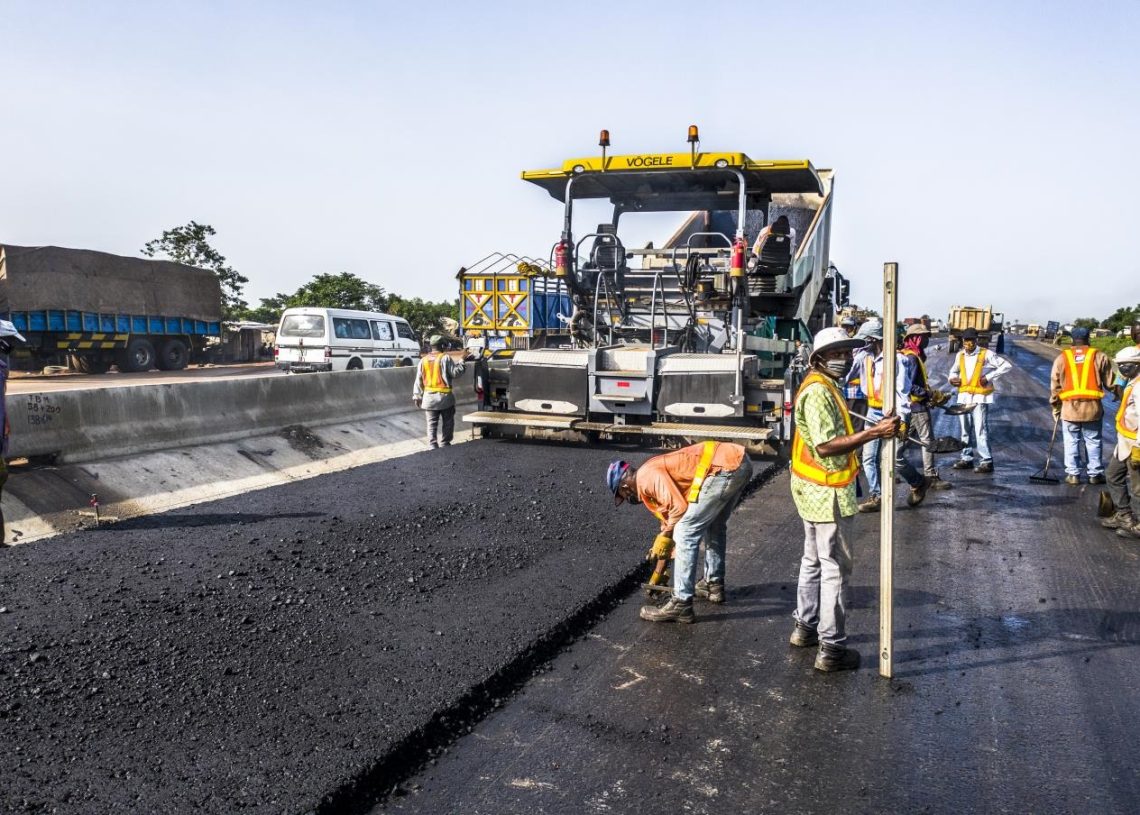 FG assures travelers of completion of Lagos-Ibadan Expressway in December