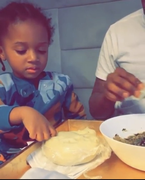 Wizkid teaches son, Zion how to eat ‘Fufu’ (VIDEO)