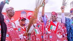 Ahead of the APC campaign rally in Ekiti State, the party's presidential candidate, Bola Ahmed Tinubu, has met with the council of traditional rulers in the state. TheNewsGuru.com (TNG) reports that Tinubu and his entourage arrived the popular Ekiti Parapo Pavilion, Ado-Ekiti for a rally on Friday. Tinubu, who arrived at the rally at exactly 2:45 pm, was accompanied by Ekiti Governor, Biodun Oyebanji, ex-Governor Kayode Fayemi and Senator Dayo Adeyeye among other top chieftains of the party. TheNewsGuru.com (TNG) reports that earlier, Governor Oyebanji had said that the state was indebted to Tinubu and would pay back with massive votes during next month’s election. Oyebanji stated this during the inauguration of the 143-member APC State Presidential Campaign Council in Ado-Ekiti.