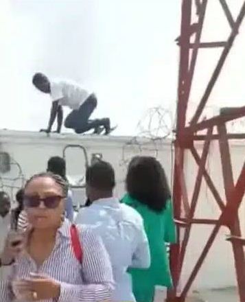 Camera captures bank workers scale fence to evade aggrieved customers