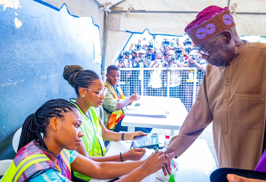 Tinubu, Sanwo-Olu votes, urge Nigerians to go out and vote peacefully (PHOTOS)