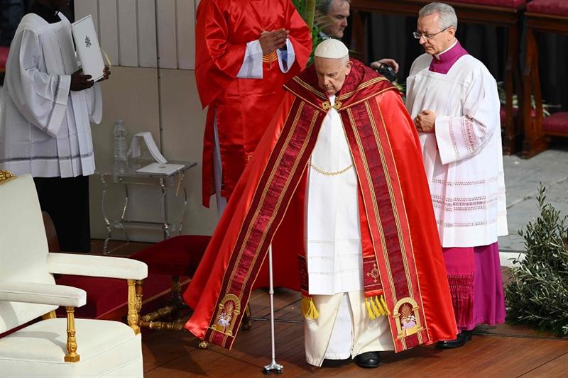 PALM SUNDAY: Pope presides over mass after hospital stay
