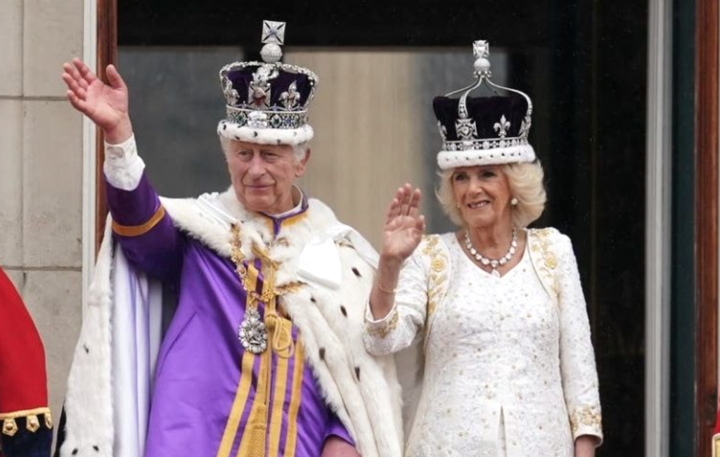 King, Queen appear in lavish robes, greet crowds at Buckingham Palace