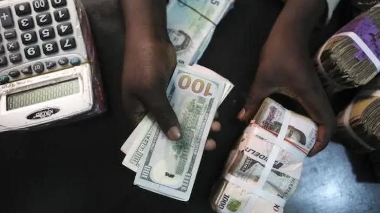 Nigerians angry as FG plans to delist Naira from ‘P2P’ platforms