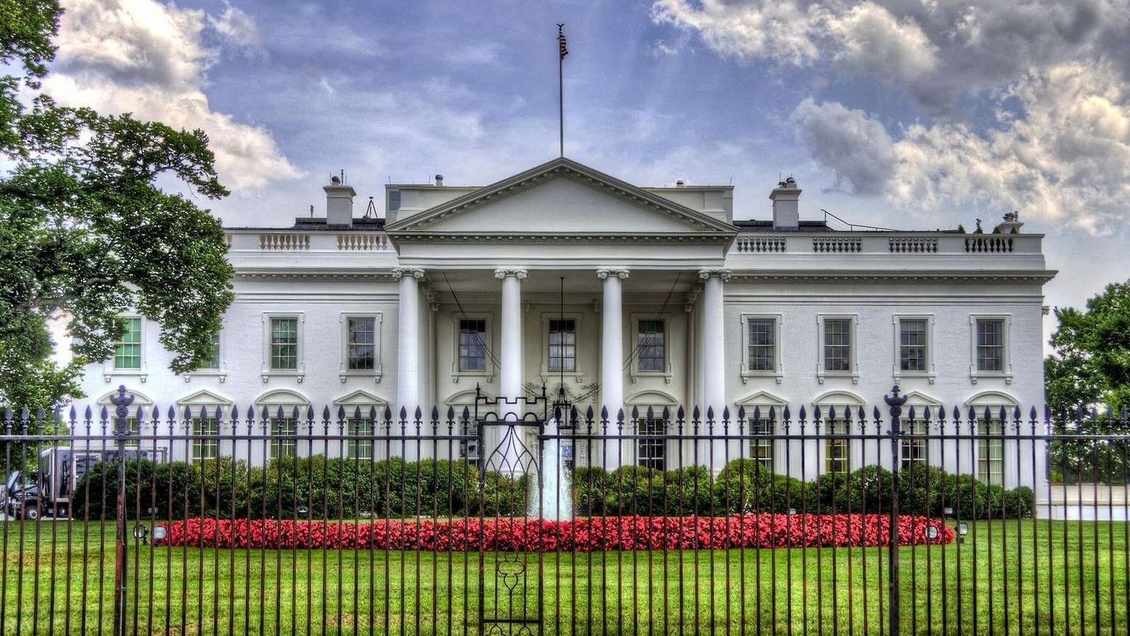 Driver dies after vehicle crashes into White House gate